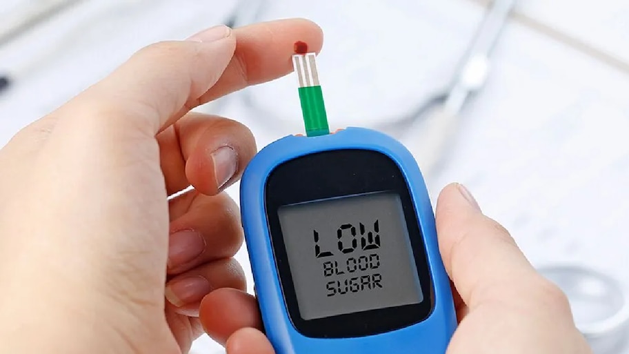 Health Care: ಇದ್ದಕ್ಕಿದ್ದಂತೆ ಶುಗರ್ ಲೋ ಆದ್ರೆ ತಕ್ಷಣವೇ ಈ ಕೆಲಸ ಮಾಡಿ; ಕ್ಷಣಮಾತ್ರದಲ್ಲಿ ಕಂಟ್ರೋಲ್‌ ಆಗುತ್ತೆ! 