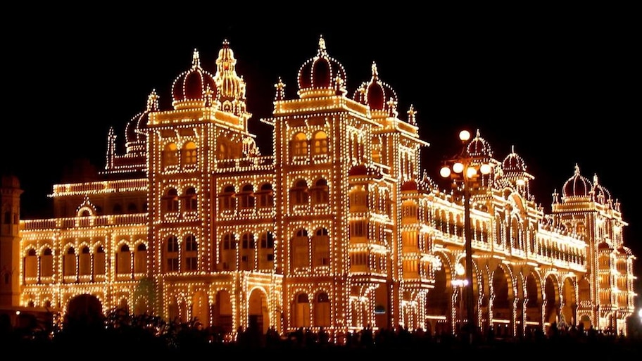 ಮೈಸೂರು ಪ್ರವಾಸ ಕೈಗೊಳ್ಳುತ್ತಿದ್ದೀರಾ? ತಿಳಿಯಲೇಬೇಕಾದ ಇತಿಹಾಸ, ಪ್ರವಾಸಿ ತಾಣಗಳು ಮತ್ತು ಆಹಾರ ಸಂಸ್ಕೃತಿ!