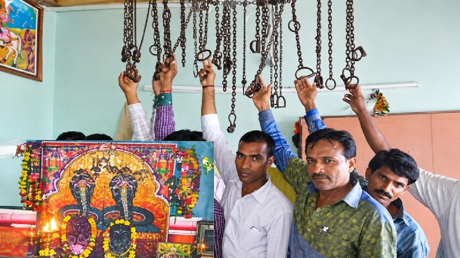 ದೇವರಿಗೆ ತೆಂಗಿನಕಾಯಿ ಅಲ್ಲ, ಕೈಕೋಳವೇ ಹರಕೆ! ಈ ದೇವಸ್ಥಾನದ ವಿಚಿತ್ರ ಆಚರಣೆ ಕೇಳಿದ್ರೆ ಅಚ್ಚರಿ ಪಡ್ತೀರಿ!
