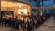 ಬೆಂಗಳೂರಿನಲ್ಲಿ iPhone 18 ಫೀವರ್! ಮುಂಜಾನೆ 4ರಿಂದಲೇ ಆ್ಯಪಲ್ ಸ್ಟೋರ್ ಮುಂದೆ ಕಿಲೋಮೀಟರ್ ಕ್ಯೂ!