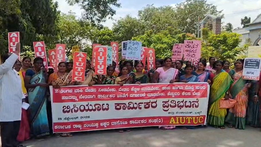 ಸರ್ಕಾರದಲ್ಲಿ ಹಣವಿಲ್ಲ ಅಂತೆ! ಬಳ್ಳಾರಿಯಲ್ಲಿ ರಸ್ತೆಗಿಳಿದು ಜಿ.ಪಂ. ಮುತ್ತಿಗೆ ಹಾಕಿದ ಬಿಸಿಯೂಟ ಸಿಬ್ಬಂದಿ