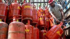 ಅಕ್ಟೋಬರ್ 1ರಿಂದ LPG ನಿಯಮ ಬದಲು: ಈ ಕೆಲಸ ಮಾಡದಿದ್ರೆ ಸಬ್ಸಿಡಿ ದರದಲ್ಲಿ ಸಿಲಿಂಡರ್ ಸಿಗಲ್ಲ!
