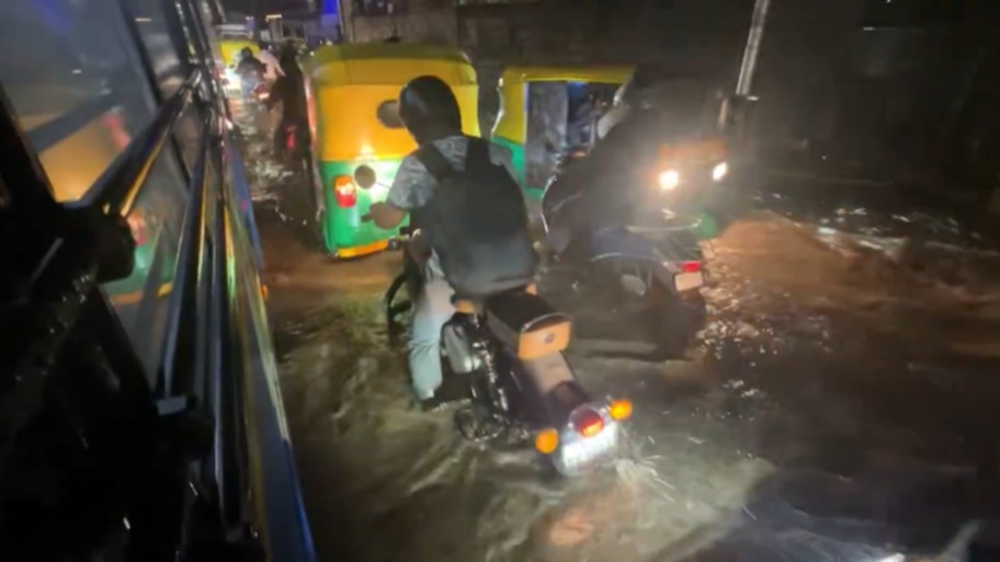 ಕರ್ನಾಟಕದಲ್ಲಿ ಮುಂದಿನ 2 ದಿನ ಬಿರುಗಾಳಿ ಸಹಿತ ಭಾರೀ ಮಳೆ: ಬೆಂಗಳೂರಿನಲ್ಲಿ ರಸ್ತೆಗಳು ಜಲಾವೃತ, ಸವಾರರ ಪರದಾಟ!