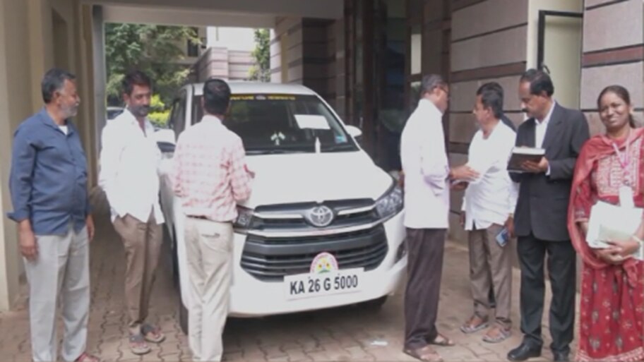 ನ್ಯಾಯಾಲಯದ ಆದೇಶಕ್ಕೂ ಕ್ಯಾರೇ ಎನ್ನದ ಜಿಲ್ಲಾಡಳಿತ: ಗದಗ ಜಿಲ್ಲಾಧಿಕಾರಿ, ಅಪರ ಜಿಲ್ಲಾಧಿಕಾರಿ ಕಾರು ಜಪ್ತಿಗೆ ಮುಂದಾದ ರೈತರು!