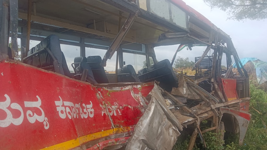  ಹಾವೇರಿಯಲ್ಲಿ ಬಸ್-ಲಾರಿ ಡಿಕ್ಕಿ, ಇಬ್ಬರು ಸಾವು, 11ಕ್ಕೂ ಹೆಚ್ಚು ಜನರಿಗೆ ಗಂಭೀರ ಗಾಯ!