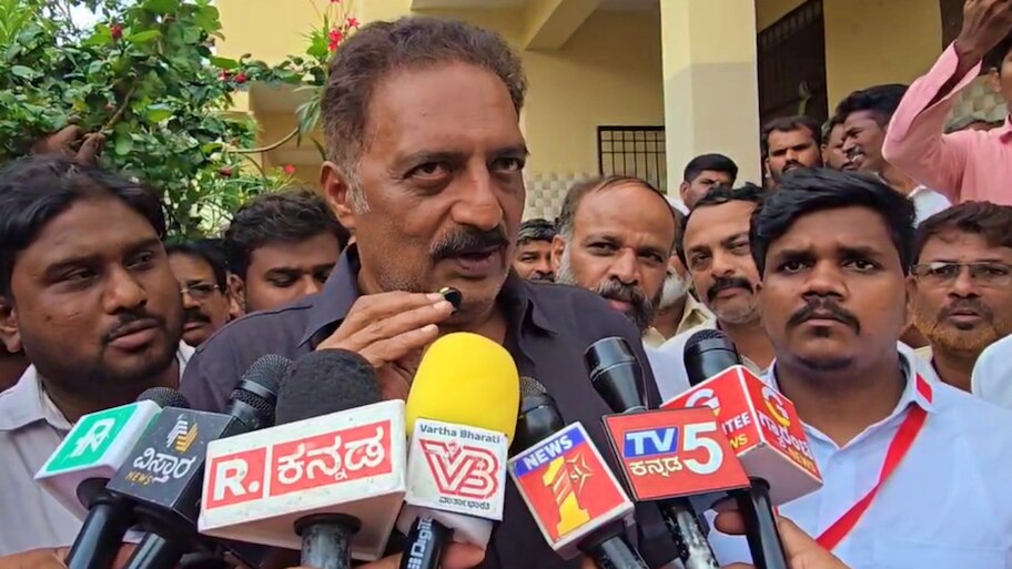 SIR ರದ್ದು, ಜ್ಞಾನೇಶ್ ಕುಮಾರ್ ಸಸ್ಪೆಂಡ್‌ಗೆ ಆಗ್ರಹ : ನಟ ಪ್ರಕಾಶ್ ರಾಜ್ ವಾಗ್ದಾಳಿ