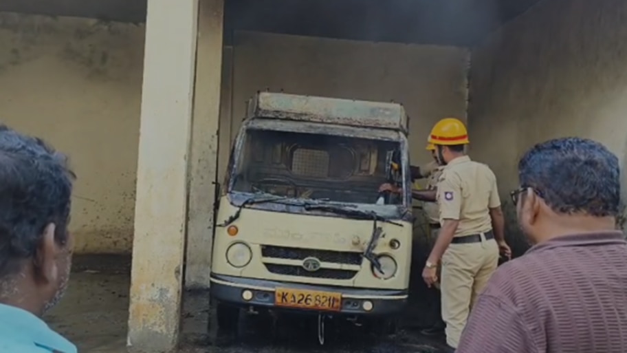 ಲಕ್ಷ್ಮೇಶ್ವರದಲ್ಲಿ ಭೀಕರ ಅಗ್ನಿ ಅವಘಡ: ಶಾರ್ಟ್ ಸರ್ಕ್ಯೂಟ್‌ನಿಂದ ಶವ ಸಾಗಿಸುವ ವಾಹನ ಸುಟ್ಟು ಕರಕಲು, ತಪ್ಪಿದ ಭಾರಿ ಅನಾಹುತ!