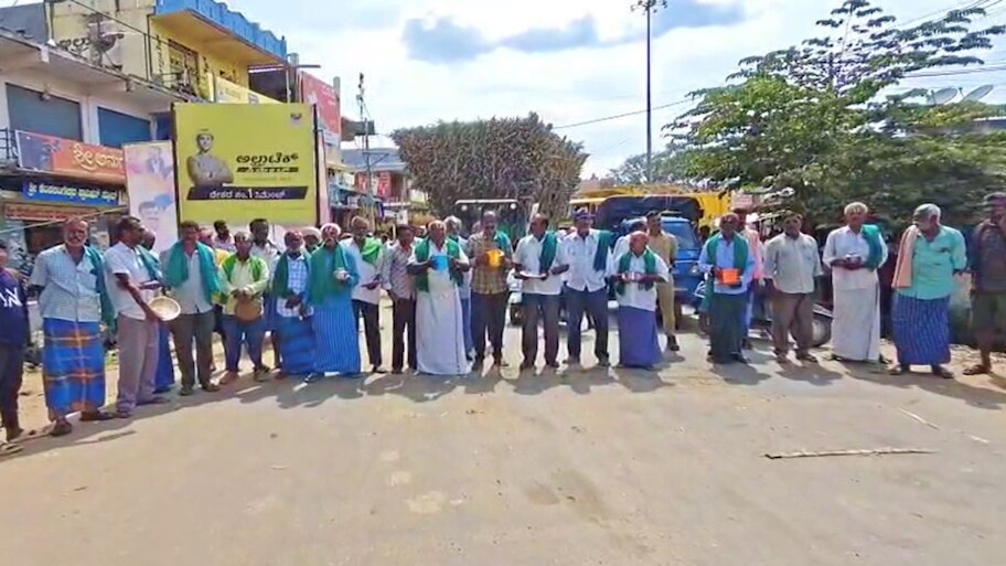 ಖಾಲಿ ಚೊಂಬು, ಹಣೆಗೆ ನಾಮ: ಕಾಂಗ್ರೆಸ್ ಸರ್ಕಾರಕ್ಕೆ 'ಭಿಕ್ಷೆಯ ಹಣ' ಕಳುಹಿಸಿ ರೈತರ ವಿನೂತನ ಪ್ರತಿಭಟನೆ