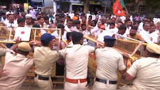 ಗದಗದಲ್ಲಿ ಕುಡಿಯುವ ನೀರಿಗಾಗಿ ಬೃಹತ್ ಪ್ರತಿಭಟನೆ: ಖಾಲಿ ಕೊಡ ಹಿಡಿದು ರಸ್ತೆಗಿಳಿದ ಬಿಜೆಪಿ ಕಾರ್ಯಕರ್ತರು