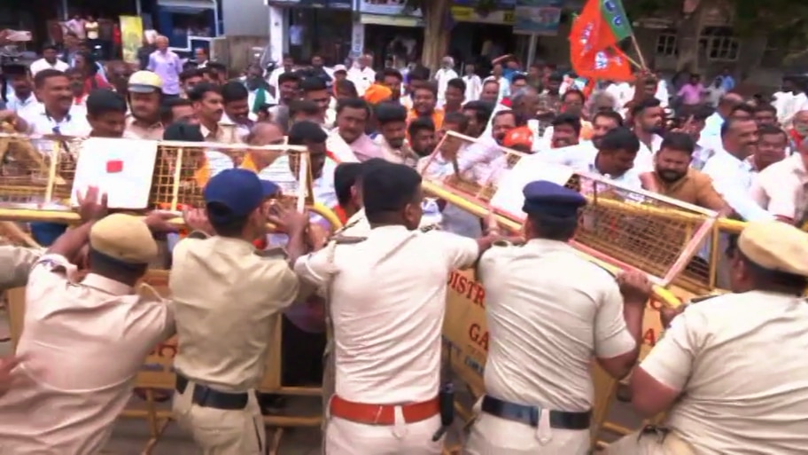 ಗದಗದಲ್ಲಿ ಕುಡಿಯುವ ನೀರಿಗಾಗಿ ಬೃಹತ್ ಪ್ರತಿಭಟನೆ: ಖಾಲಿ ಕೊಡ ಹಿಡಿದು ರಸ್ತೆಗಿಳಿದ ಬಿಜೆಪಿ ಕಾರ್ಯಕರ್ತರು