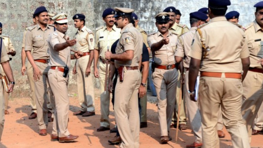ಉಡುಪಿ ಪೊಲೀಸರಿಂದ ವಿಶೇಷ ಶಸ್ತ್ರಾಸ್ತ್ರ ತಪಾಸಣೆ: ನಾಲ್ಕು ಮಾರ್ಪಡಿಸಿದ ಬಂದೂಕುಗಳು ಪತ್ತೆ 