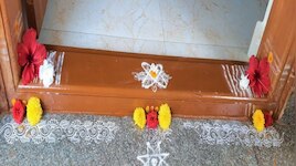 ಲಕ್ಷ್ಮೀದೇವಿಯ ಕೃಪೆ ಬೇಕಾ? ಸಂಜೆ ಹೊಸ್ತಿಲ ಬಳಿ ಈ ಒಂದು ವಸ್ತು ಇಡಿ, ಮನೆಯಲ್ಲಿ ಸುಖ ಸಮೃದ್ಧಿ ಜೊತೆ ಸಂಪತ್ತು ಹರಿದುಬರುತ್ತದೆ