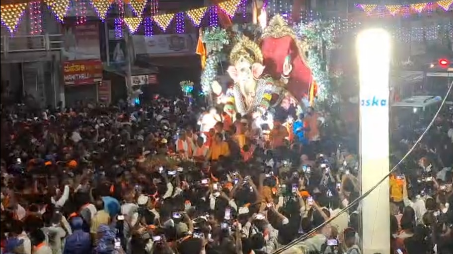 ಲಕ್ಷಾಂತರ ಭಕ್ತರ ನಡುವೆ ಅದ್ಧೂರಿಯಾಗಿ ನಡೆದ ಹಿಂದೂ ಮಹಾ ಗಣಪತಿ ಶೋಭಾಯಾತ್ರೆ 