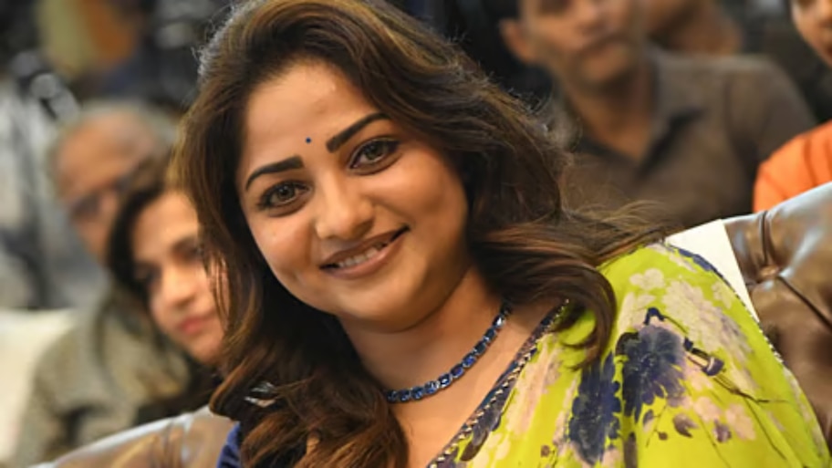 ಕನ್ನಡದ ಸ್ಟಾರ್‌ ನಟಿ ರಚಿತಾ ರಾಮ್‌ ಮೊದಲ ಸಂಬಳವೆಷ್ಟು ಗೊತ್ತಾ? ಡಿಂಪಲ್‌ಕ್ವೀನ್‌ಗೆ ಈಗಿರುವ ಸಂಭಾವನೆ ಕೇಳಿದ್ರೆ ಶಾಕ್‌ ಆಗ್ತೀರಾ! 