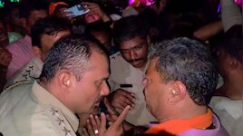 'ಹಿಂದೂ ಮಹಾ ಗಣಪತಿ' ವಿಸರ್ಜನಾ ಮೆರವಣಿಗೆ : ಪೊಲೀಸ್‌-ರೇಣುಕಾಚಾರ್ಯ ನಡುವೆ ವಾಗ್ವಾದ