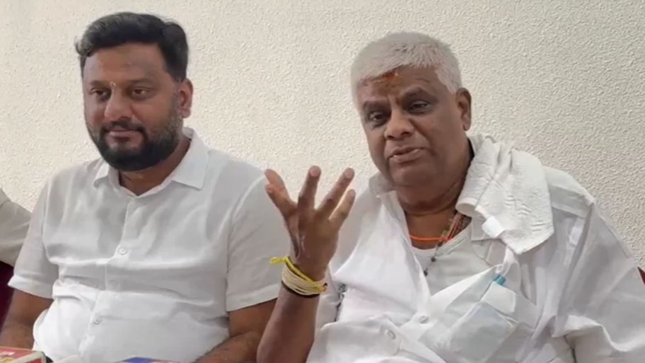 ಇತಿಹಾಸ ಪ್ರಸಿದ್ಧ ಕೊಳದಲ್ಲಿ ಗಣಪತಿ ಮೂರ್ತಿ ವಿಸರ್ಜನೆ.. SP ಗೆ ನೋಟಿಸ್ ಜಾರಿ, ಹೆಚ್.ಡಿ ರೇವಣ್ಣ ಕಿಡಿ!