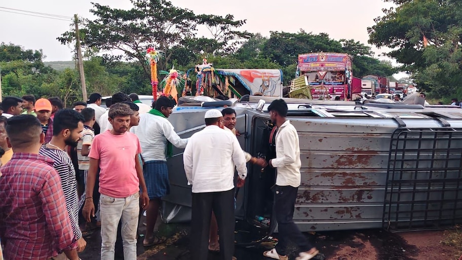 ಸವದತ್ತಿ ಯಲ್ಲಮ್ಮನ ದರ್ಶನ ಪಡೆದು ಹಿಂದಿರುಗುತ್ತಿದ್ದ ಭಕ್ತರ ಕ್ರೂಸರ್‌ಗೆ ಟ್ರ್ಯಾಕ್ಟರ್‌ ಡಿಕ್ಕಿ.. ಸ್ಥಳೀಯರ ಮಾನವೀಯತೆಯಿಂದ ಎಲ್ಲಾ ಸೇಫ್