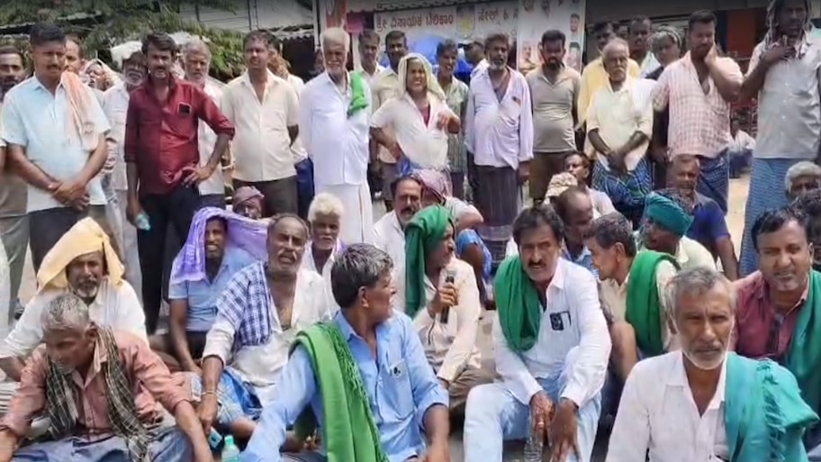 ಮದ್ದೂರಿನಲ್ಲಿ ರೈತರ ರಸ್ತೆ ತಡೆ: ಕಾವೇರಿ ಆರತಿಗೆ ರೈತರ ವಿರೋಧ... ನಾಲೆಗಳಿಗೆ ನೀರು ಬಿಡಲು ಆಗ್ರಹ!