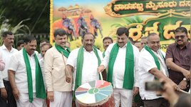 ಮೈಸೂರಿನಲ್ಲಿ ಕೃಷಿ ಸಂಸ್ಕೃತಿ ಅನಾವರಣ: ನಗಾರಿ ಬಾರಿಸಿ ‘ರೈತ ದಸರಾ'ಗೆ ಚಾಲನೆ ನೀಡಿದ ಕೃಷಿ ಸಚಿವ ಪಿ.ಎಂ.ನರೇಂದ್ರ ಸ್ವಾಮಿ