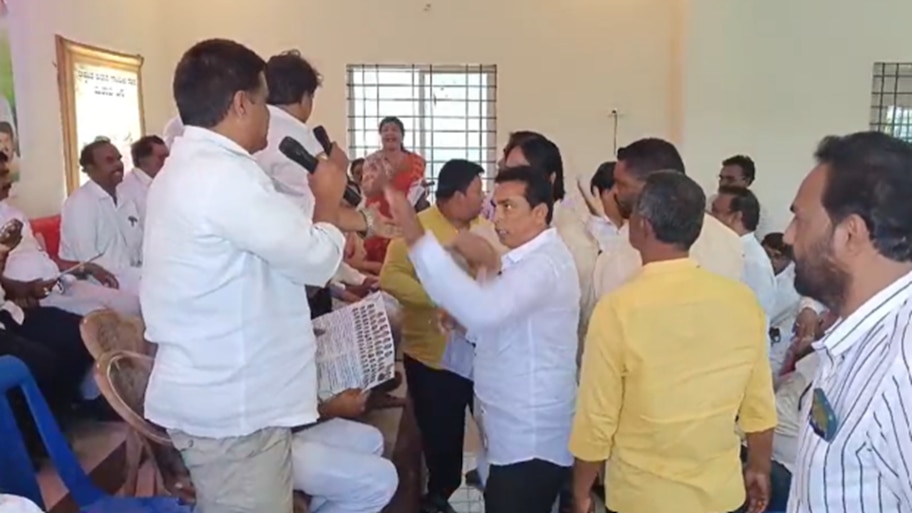 ಚಿತ್ರದುರ್ಗದಲ್ಲಿ ಕಾಂಗ್ರೆಸ್ ಪ್ರಮುಖ ನಾಯಕರ ಫೋಟೋ ಮಿಸ್ - ಕಾರ್ಯಕರ್ತರ ಮಧ್ಯೆ ತಳ್ಳಾಟ, ನೂಕಾಟ!