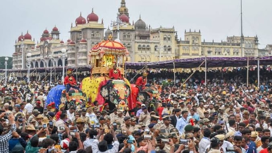 ಮೈಸೂರು ದಸರಾ ಜಂಬೂಸವಾರಿಯಲ್ಲಿ ಈ ಬಾರಿ ಭರ್ಜರಿ ವಿಶೇಷತೆಗಳು! 53 ಸ್ತಬ್ಧಚಿತ್ರ, ಗಜಪಡೆ ವೈಭವ, 9 ಸಾವಿರ ಪೊಲೀಸರ ಕಣ್ಗಾವಲು