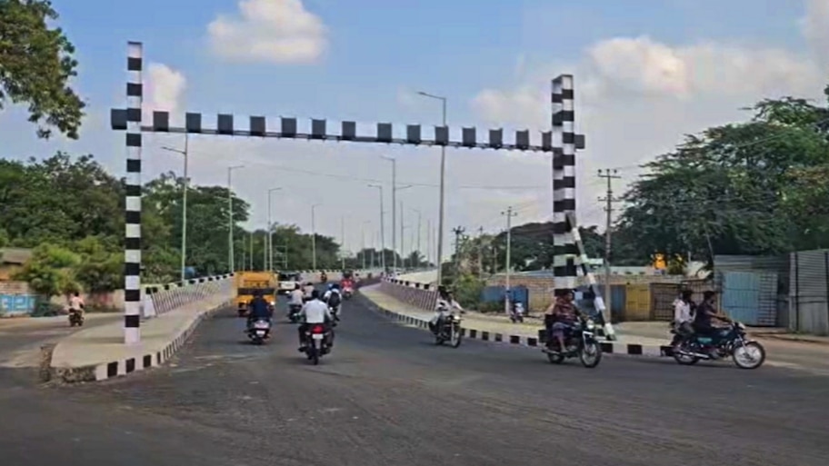 ಜೀ ಕನ್ನಡ ನ್ಯೂಸ್ ಬಿಗ್ ಇಂಪ್ಯಾಕ್ಟ್ : ಸಂಚಾರಕ್ಕೆ ಮುಕ್ತವಾಯ್ತು ಹೊಸಪೇಟೆ-ಹಂಪಿ ರೈಲ್ವೆ ಮೇಲ್ಸೇತುವೆ