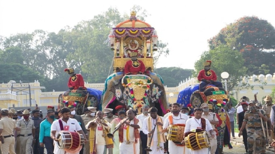 ಮೈಸೂರು ದಸರಾ ವೈಭವಕ್ಕೆ ಕ್ಷಣಗಣನೆ! ಚಿನ್ನದ ಅಂಬಾರಿಯಲ್ಲಿ ತಾಯಿ ಚಾಮುಂಡೇಶ್ವರಿ ದರ್ಶನ, ಇಂದು ಜಂಬೂಸವಾರಿ ಸಂಭ್ರಮ