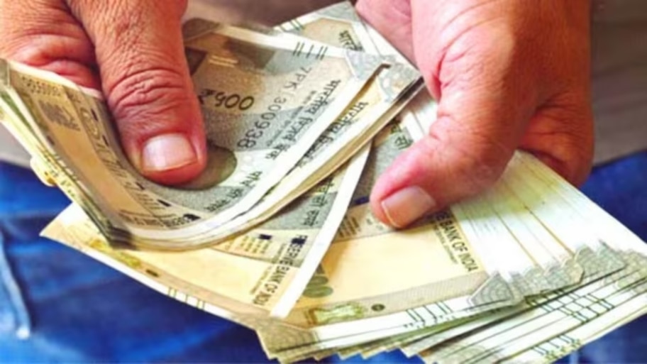 ಸರ್ಕಾರಿ ನೌಕರರಿಗೆ ₹69,000 ಕನಿಷ್ಠ ಮೂಲ ವೇತನ, ₹34,470 ಕನಿಷ್ಠ ಪಿಂಚಣಿ ಸೌಲಭ್ಯ! ಯಾವ ತಿಂಗಳಿನಿಂದ ಕೈ ಸೇರಲಿದೆ ಹೆಚ್ಚಿನ ಸಂಬಳ?