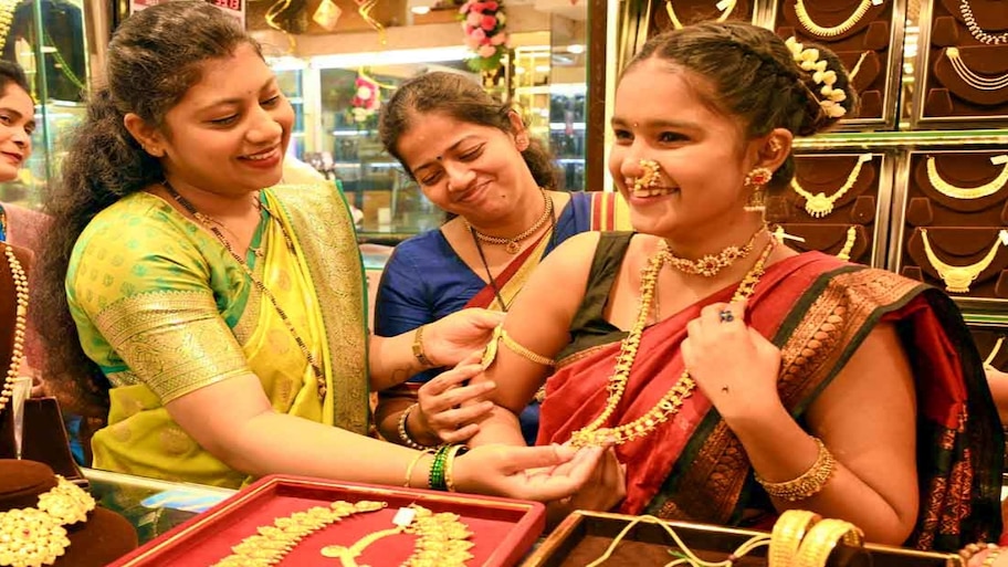 ದೀಪಾವಳಿಗೂ ಮುನ್ನ ಬಂಗಾರ ಪ್ರಿಯರಿಗೆ ಭರ್ಜರಿ ಸಿಹಿಸುದ್ದಿ : ಕುಸಿದ ಚಿನ್ನ ಹಾಗೂ ಬೆಳ್ಳಿ ಬೆಲೆ.. ಎಷ್ಟು ಗೊತ್ತೆ?