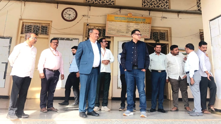 ಪಶ್ಚಿಮ ಪದವೀಧರರ ಕ್ಷೇತ್ರದ ಚುನಾವಣಾ ರಣಕಹಳೆ: ಗದಗದಲ್ಲಿ ಬಿಗಿ ಭದ್ರತೆಯೊಂದಿಗೆ ಬಿರುಸಿನ ಮತದಾನ ಆರಂಭ!