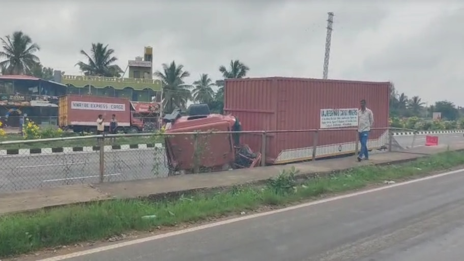 ಬೆಂಗಳೂರು - ಮೈಸೂರು ರಾಷ್ಟ್ರೀಯ ಹೆದ್ದಾರಿಯಲ್ಲಿ ಸರಣಿ ಅಪಘಾತ: ಮೂರು ವಾಹನಗಳು ಪಲ್ಟಿ