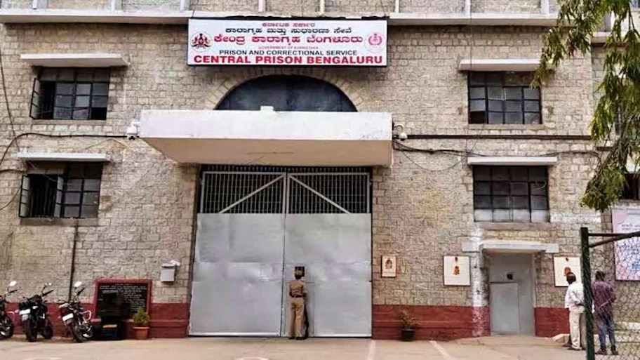 ಪರಪ್ಪನ ಅಗ್ರಹಾರ ಜೈಲಿನ ಮೇಲೆ 150 ಕ್ಕೂ ಹೆಚ್ಚು ಪೊಲೀಸರಿಂದ ದಿಢೀರ್ ದಾಳಿ..!